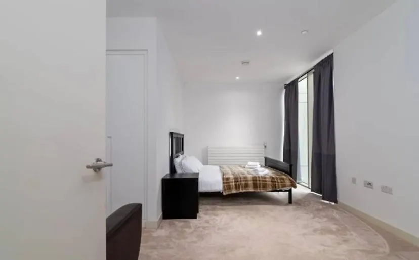 Homestay Contemporary Apartment Overlooking Barrier Park London