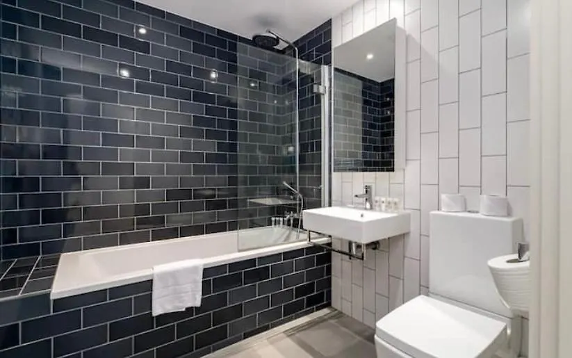 Contemporary Apartment Overlooking Barrier Park London Homestay