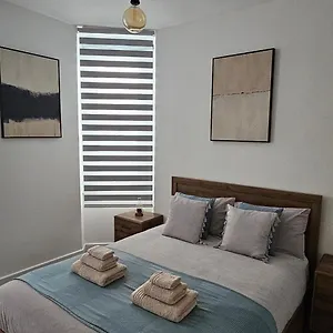 Homestay Tower Bridge Spacious King Bedroom With Extra Large Windows, London