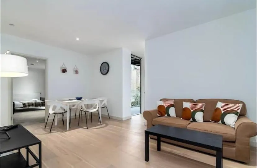 Homestay Contemporary Apartment Overlooking Barrier Park London