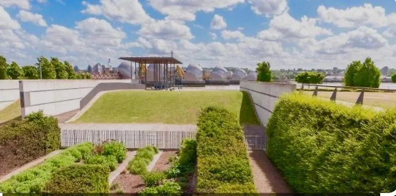 Contemporary Apartment Overlooking Barrier Park location
